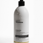 Флакон шампуня YOUtoo Hydrating Shampoo 500 мл с каплями воды на белом фоне — YOUtoo