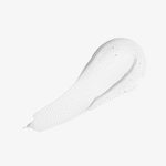 Мазок белой кремообразной текстуры увлажняющего шампуня YOUtoo на светлом фоне — YOUtoo