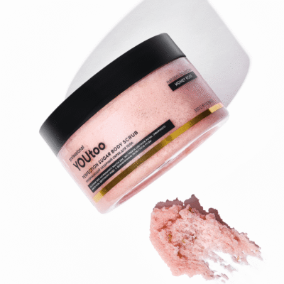 Открытая банка скраба HONEY ROSE YOUtoo с размазанной розовой текстурой рядом — YOUtoo