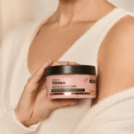 Женщина в белом держит банку антицеллюлитного скраба HONEY ROSE YOUtoo — YOUtoo