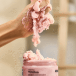Розовый сахарный скраб HONEY ROSE YOUtoo вытягивается из банки — текстура продукта — YOUtoo