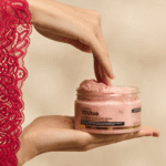 Девушка в красном кружевном платье держит банку скраба HONEY ROSE YOUtoo — YOUtoo