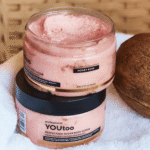 Две банки скраба HONEY ROSE YOUtoo и кокос на белом полотенце — YOUtoo