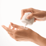 Нанесение крема для рук YOUtoo Cherry in Love: выдавливание на ладонь — YOUtoo