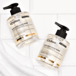 Два флакона парфюмированного мыла YOUtoo на белой плитке в ванной — YOUtoo