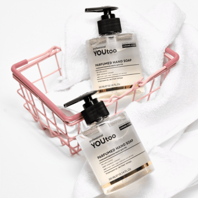 Два флакона парфюмированного мыла YOUtoo в розовой металлической корзинке с белым полотенцем — YOUtoo