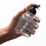 Рука держит флакон парфюмированного мыла YOUtoo Caramel Ecstasy с дозатором — YOUtoo