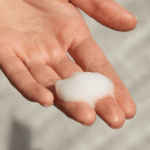 Белая пышная пена успокаивающей пенки для умывания YOUtoo на ладони — YOUtoo