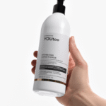 Женская рука держит флакон кондиционера YOUtoo Hydrating Conditioner 500 мл — YOUtoo