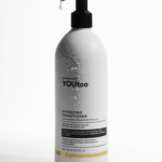 Флакон кондиционера YOUtoo Hydrating Conditioner 500 мл с каплями воды на белом фоне — YOUtoo
