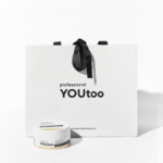Белая подарочная сумка YOUtoo и баночка кератиновой маски для волос на белом фоне — YOUtoo