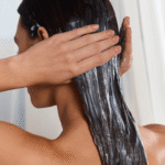 Девушка наносит восстанавливающую маску для волос YOUtoo на влажные волосы — YOUtoo