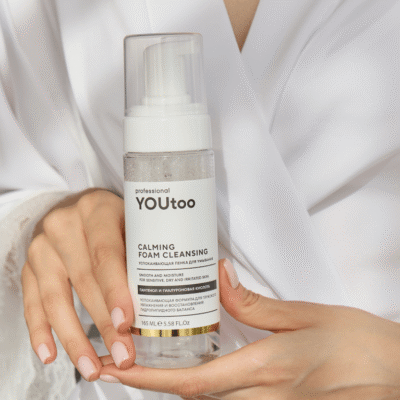 Флакон-помпа успокаивающей пенки YOUtoo Calming Foam Cleansing на светлом фоне — YOUtoo