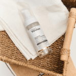 Флакон пенки для умывания YOUtoo в плетёной корзинке на белой ткани — YOUtoo