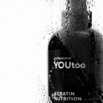 Чёрный флакон-помпа YOUtoo Keratin Nutrition Conditioner 500 мл сквозь капли воды — YOUtoo