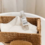 Флакон мицеллярной воды YOUtoo в плетёной корзинке рядом с деревянной щёткой — YOUtoo