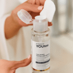 Руки открывают флакон мицеллярной воды YOUtoo Calming Micellar Water 200 мл — YOUtoo