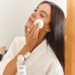 Девушка снимает макияж ватным диском с мицеллярной водой YOUtoo Calming — YOUtoo