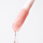 Персиковая капля масла стекает с пипетки — текстура масла-блеска для губ GLAZE ME! — YOUtoo